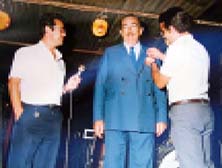 Recogiendo un galard&oacute;n entregado por la Pe&ntilde;a Taurina &laquo;Tercio de Quites&raquo; de nuestra ciudad.